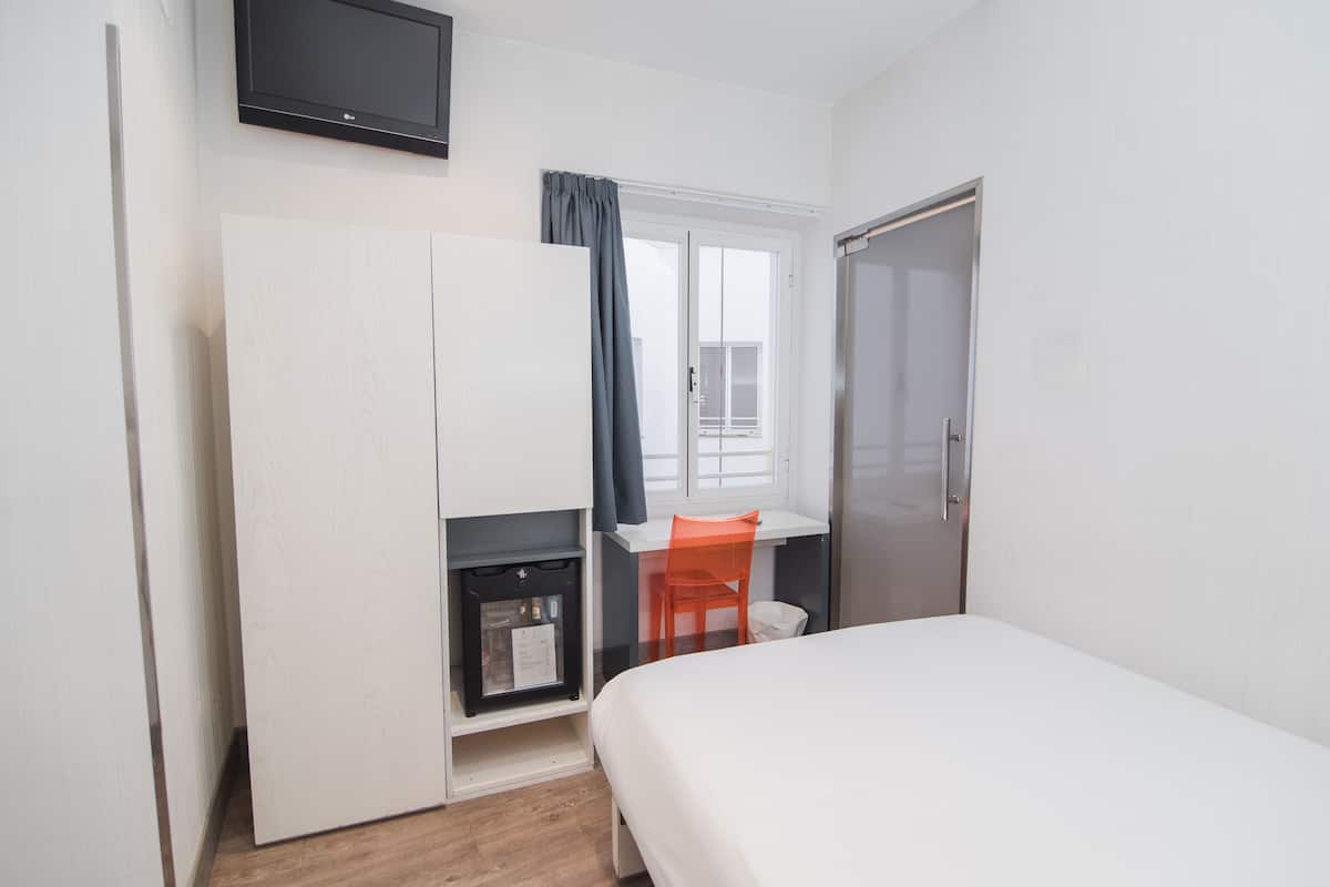 Minibar, in-room safe, desk, iron/ironing board (on request)