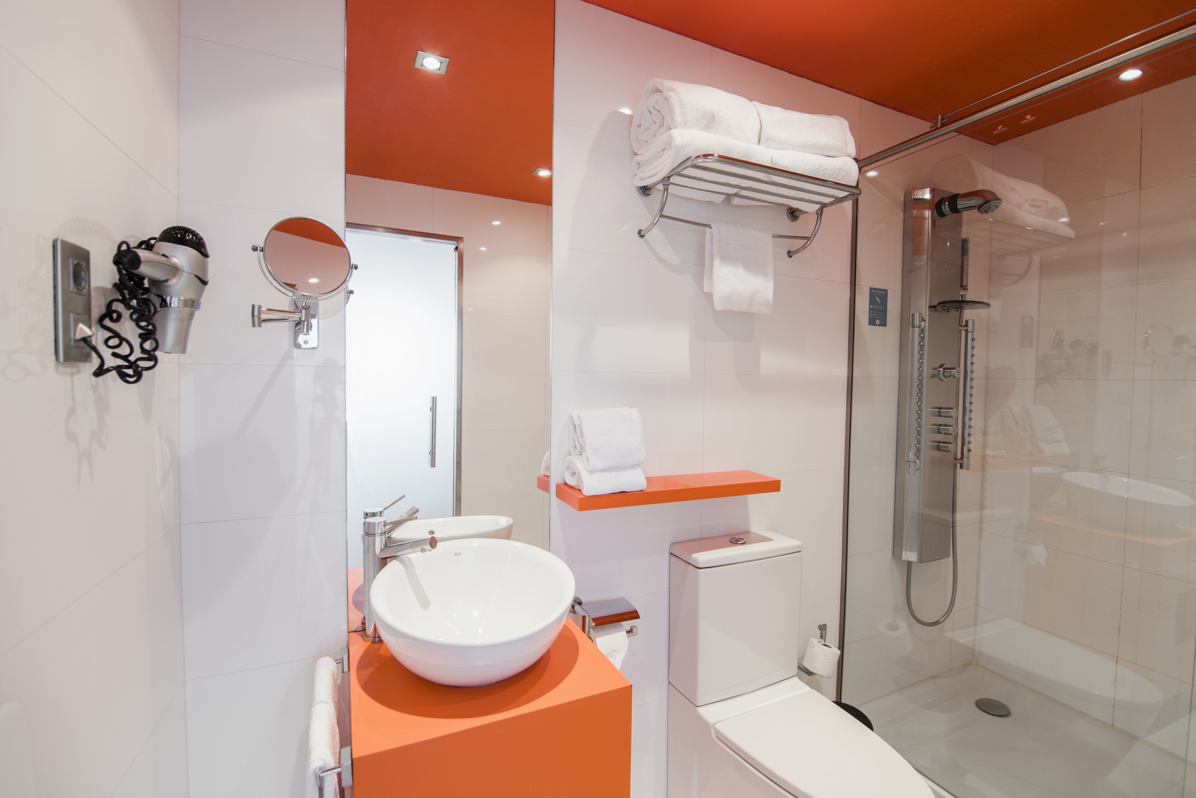 shower, hydromassage showerhead, free toiletries, hair dryer