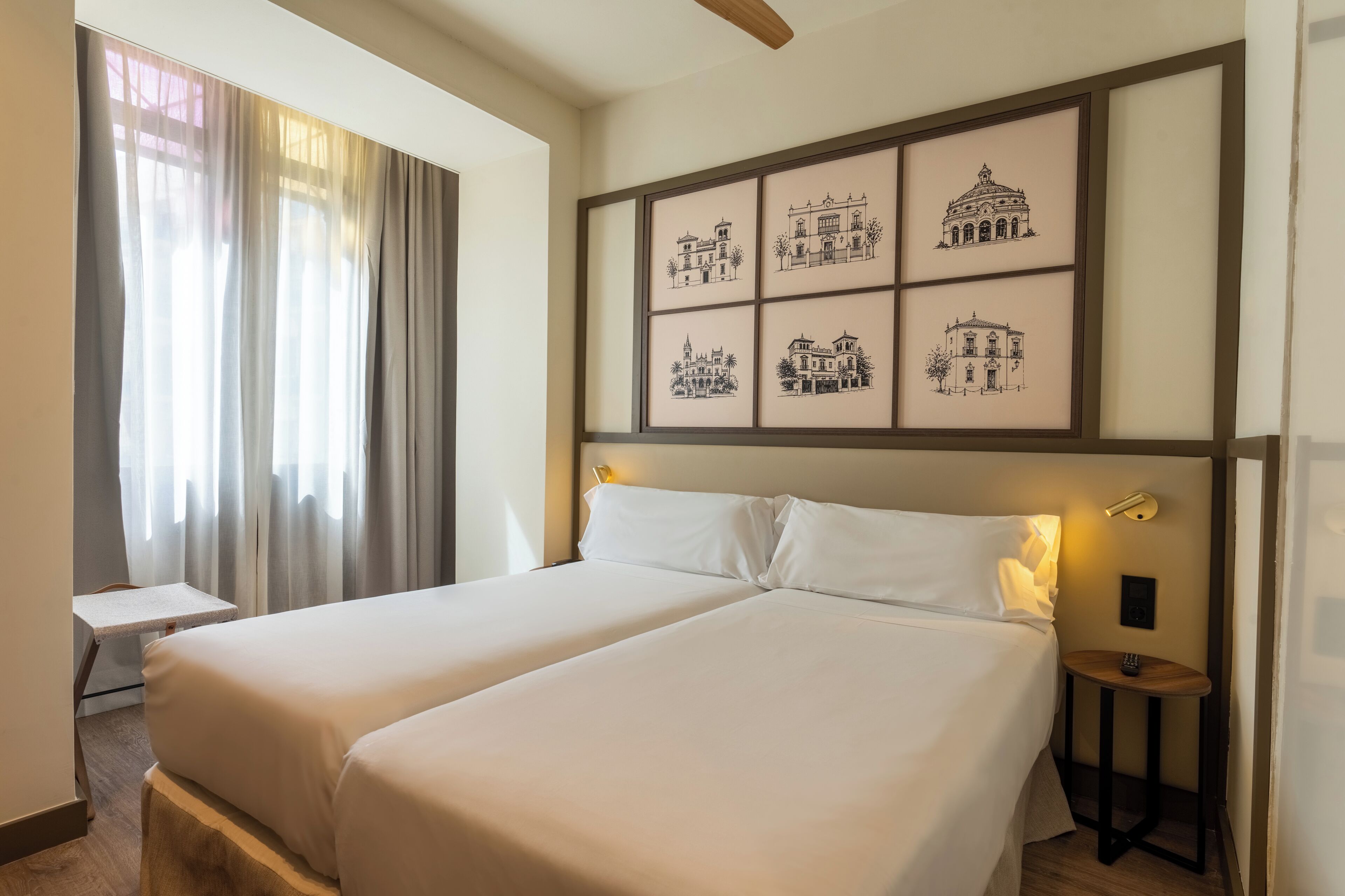 Une chambre d’hôtel avec un grand lit, une table de chevet, une commode et une œuvre d’art accrochée au mur.