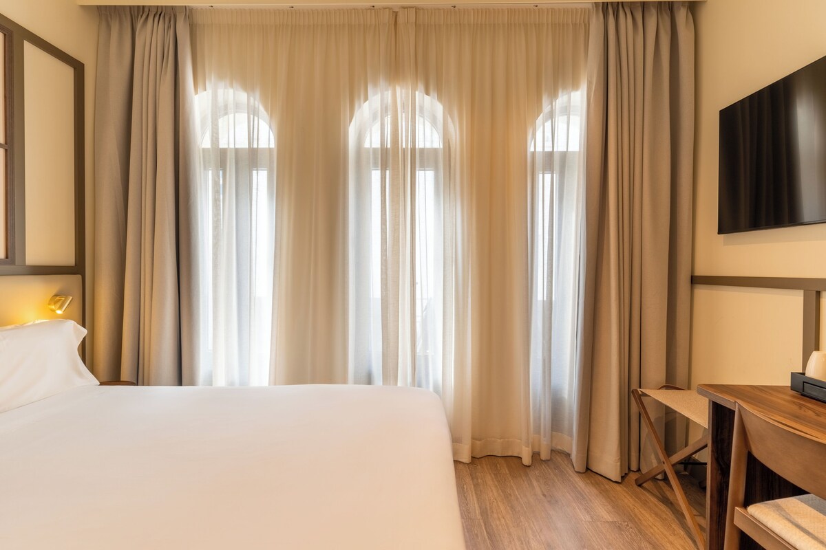 Basic Double Room | Minibar, in-room safe, desk, iron/ironing board (on request)