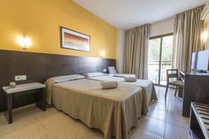 Double Room (Mar Amantis II building) | Desk, blackout curtains, free cots/infant beds, bed sheets - azuLine Hoteles Mar Amantis & Mar Amantis II (Sant Josep de sa Talaia)