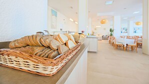 Ein Buffet mit verschiedenen Brotsorten und Gebäck.