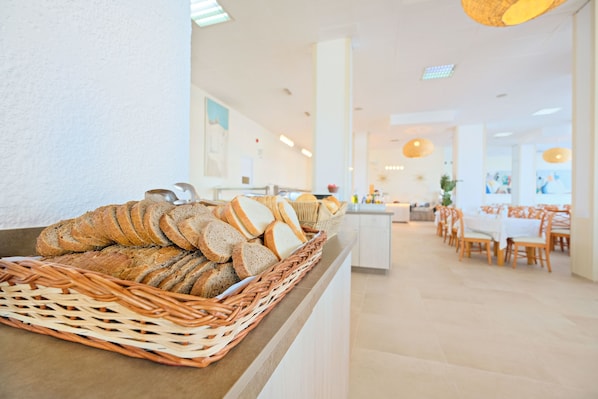 Ein Buffet mit verschiedenen Brotsorten und Gebäck.