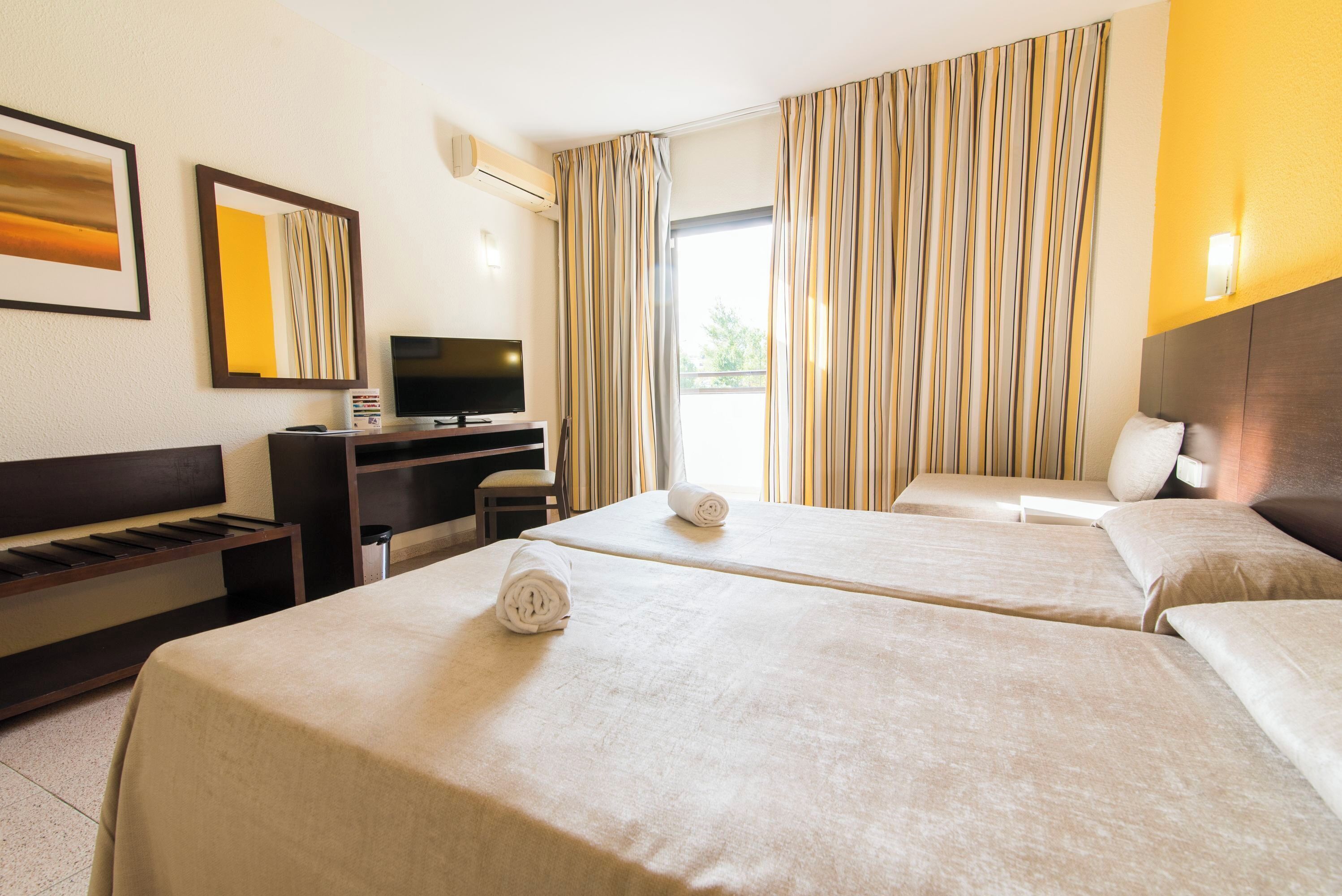 Doppelzimmer (Mar Amantis II building) | Schreibtisch, Verdunkelungsvorhänge, kostenlose Babybetten, Bettwäsche