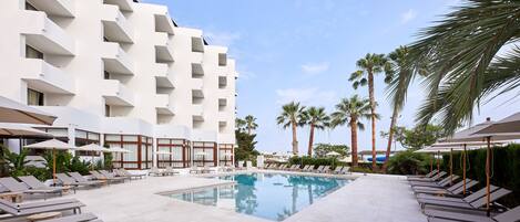 Außenpool (je nach Saison geöffnet), Sonnenschirme, Liegestühle