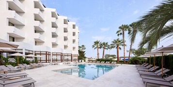 Una piscina al aire libre de temporada (de 09:00 a 20:00), sombrillas