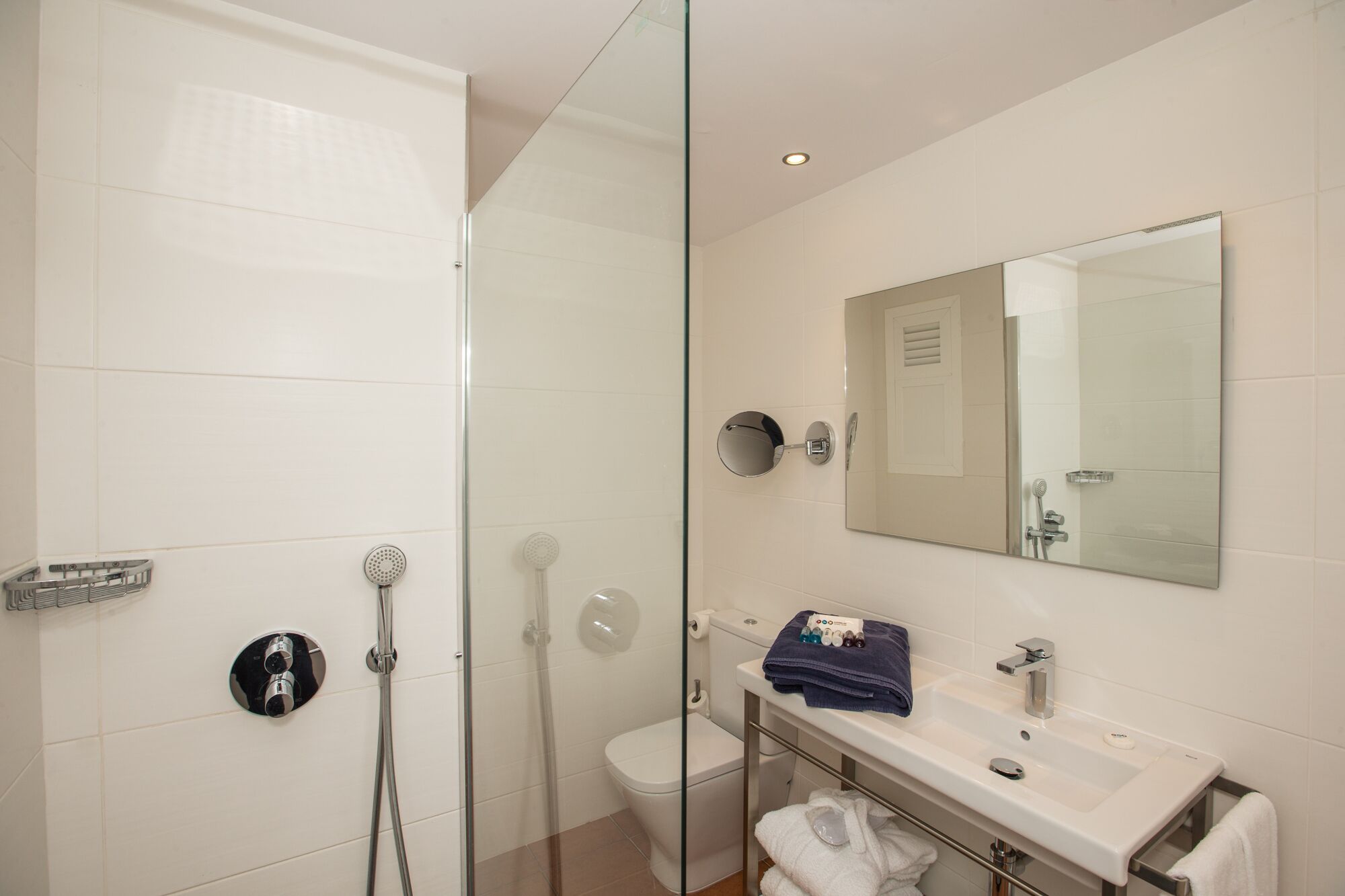 triple room | bathroom | shower, free toiletries, hair dryer, bathrobes