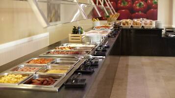 Una barra de buffet con diversos alimentos y salsas.