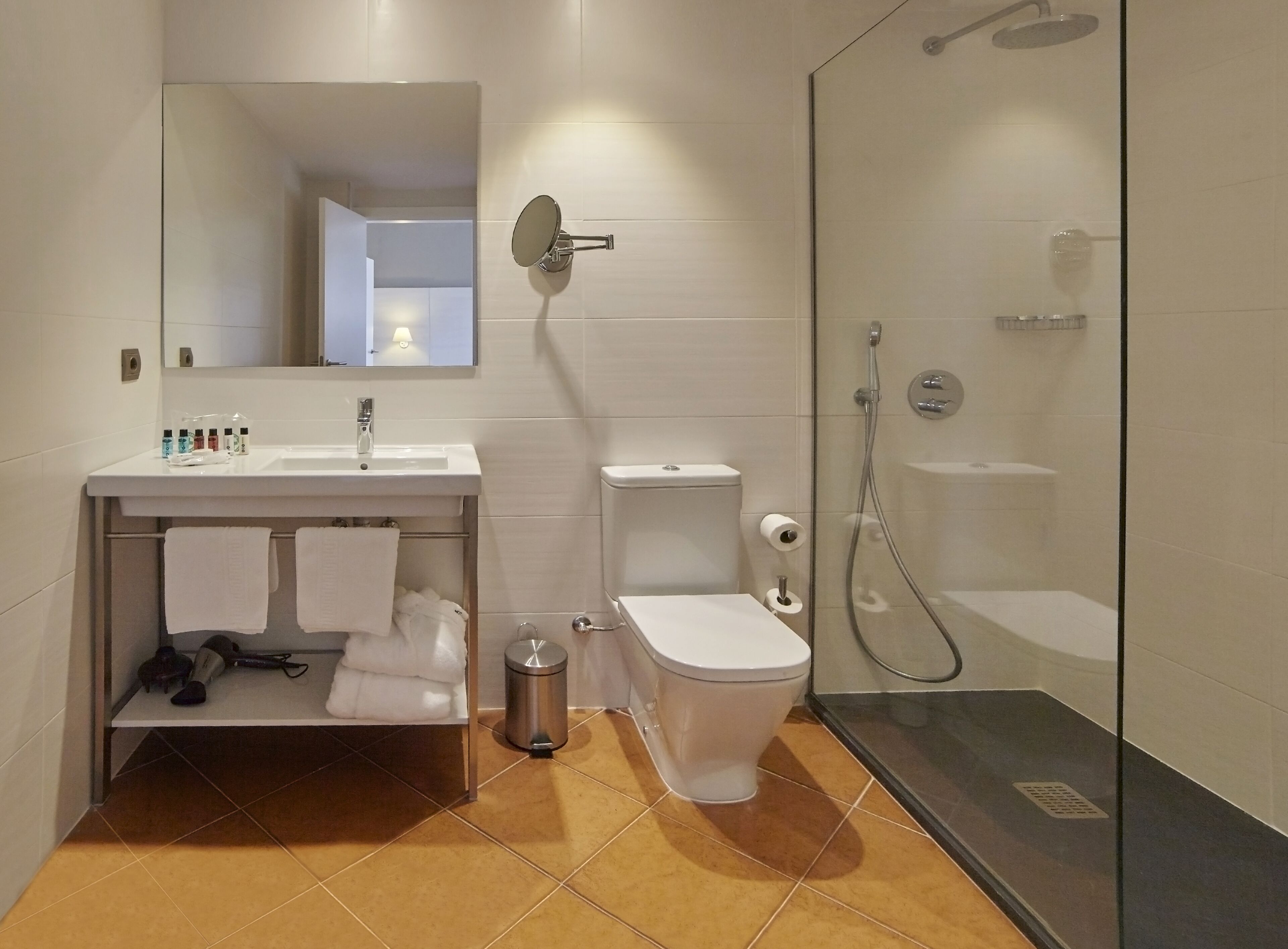 family quadruple room | bathroom | shower, free toiletries, hair dryer, bathrobes