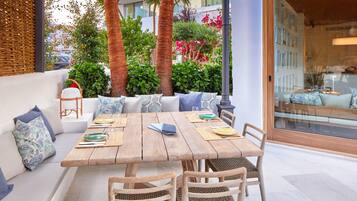 Spécialités Cuisine locale et internationale