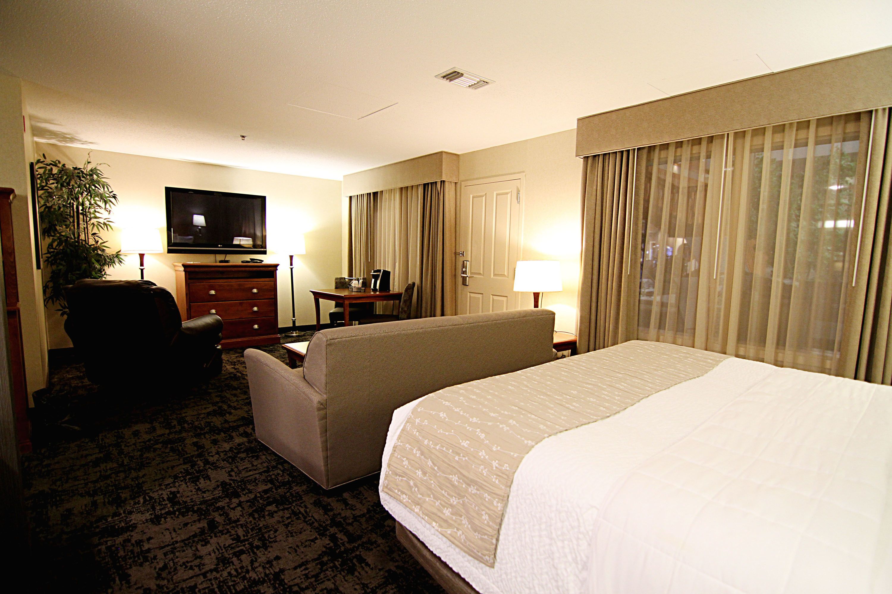 suite, 1 bedroom | premium bedding, blackout curtains, iron/ironing board, free wifi