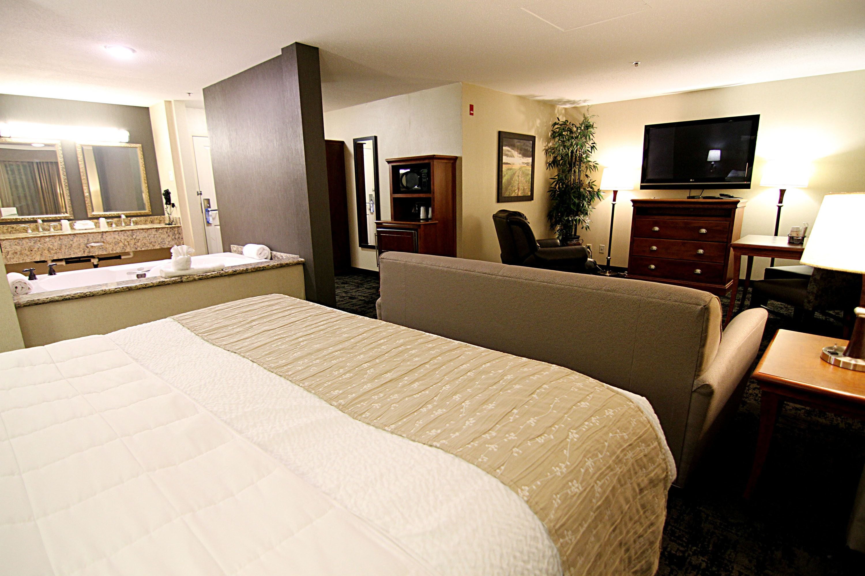 suite, 1 bedroom | premium bedding, blackout curtains, iron/ironing board, free wifi