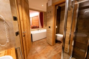 Suite | Bathroom | Shower, free toiletries, hair dryer, bidet