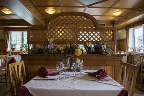 Breakfast, lunch and dinner served - Alpen Garten Hotel Margherita (Rumo)