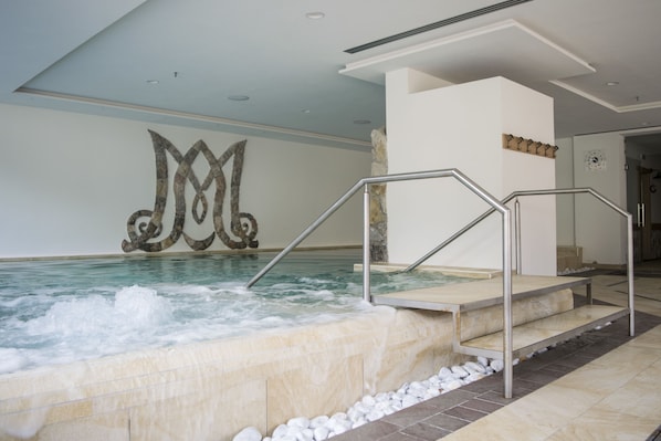 Indoor pool, outdoor pool, open 10:00 AM to 7:30 PM, pool loungers - Alpen Garten Hotel Margherita (Rumo)