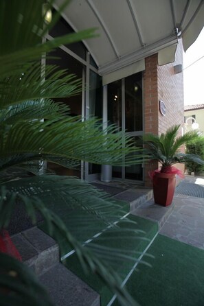 Property entrance - Art Hotel (Mirano)