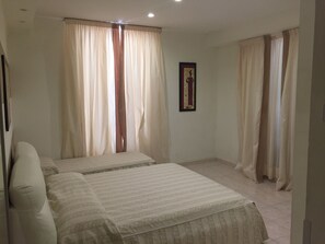Cubrecamas, minibar, caja de seguridad en la habitación y escritorio 