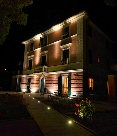 Fachada de la propiedad por la tarde o noche