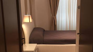 Singola Standard | Copriletto in piuma, minibar, una cassaforte in camera, una scrivania