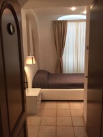 Cubrecamas, minibar, caja de seguridad en la habitación y escritorio 