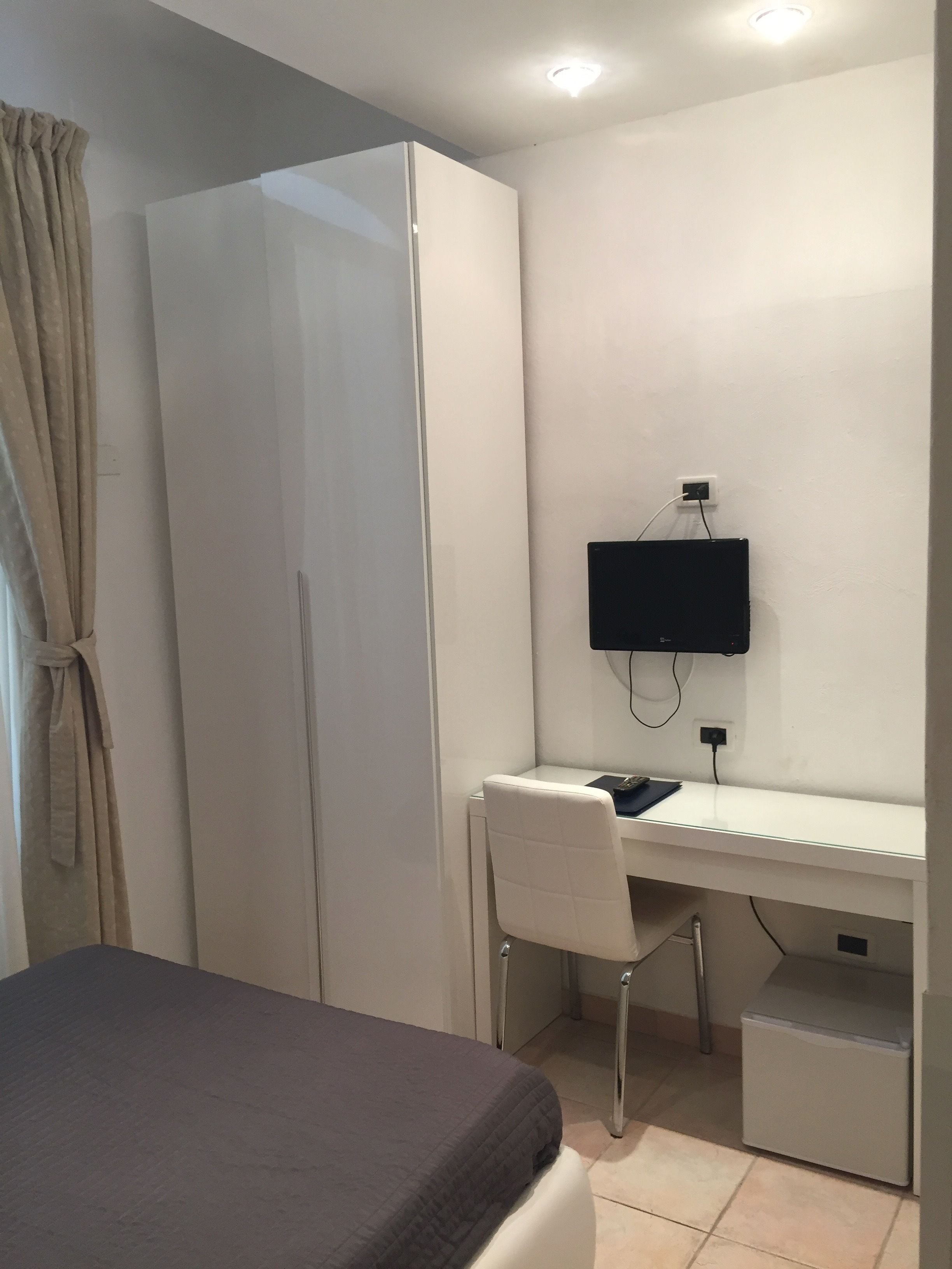 standard single room | down duvets, minibar, in-room safe, desk