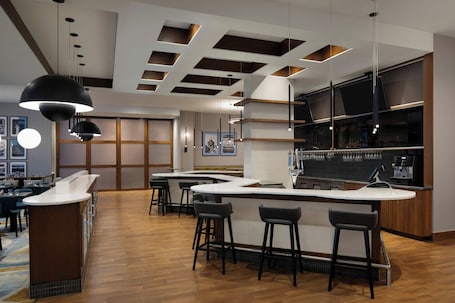 Breakfast, lunch and dinner served . Courtyard by Marriott Montreal Airport