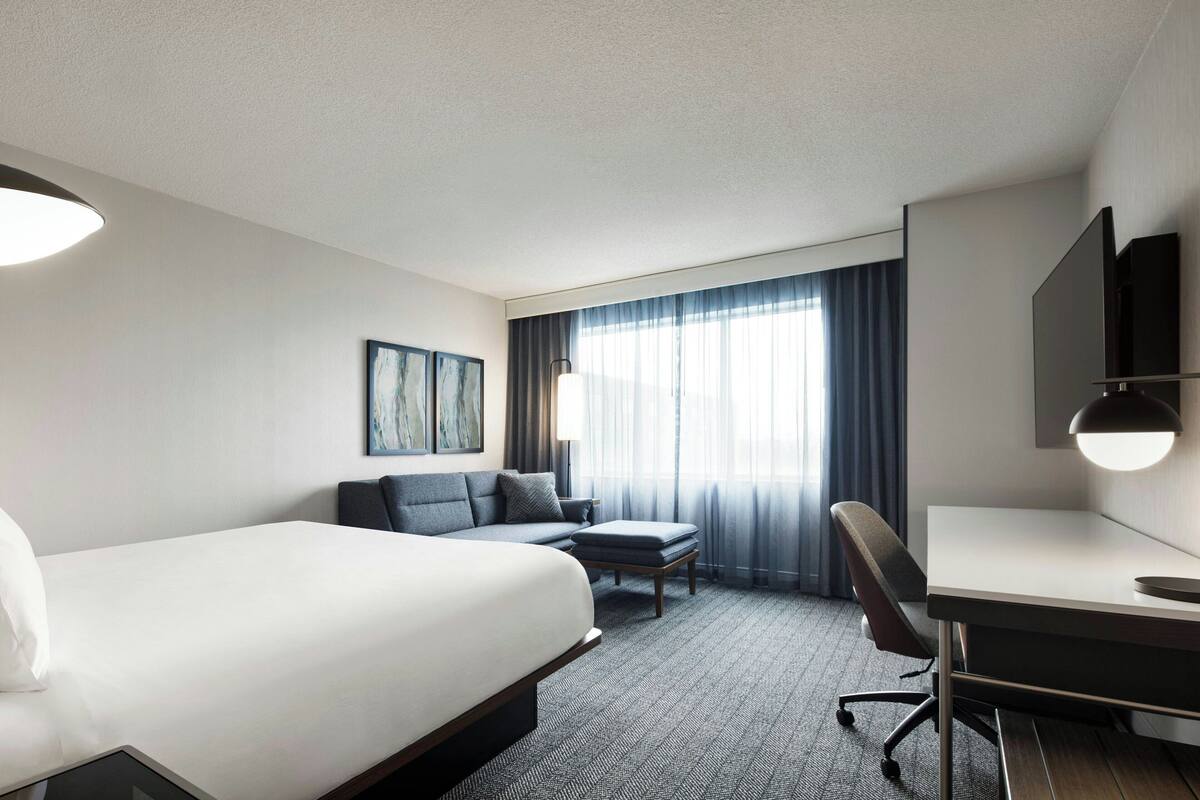 premium bedding, in-room safe, desk, laptop workspace