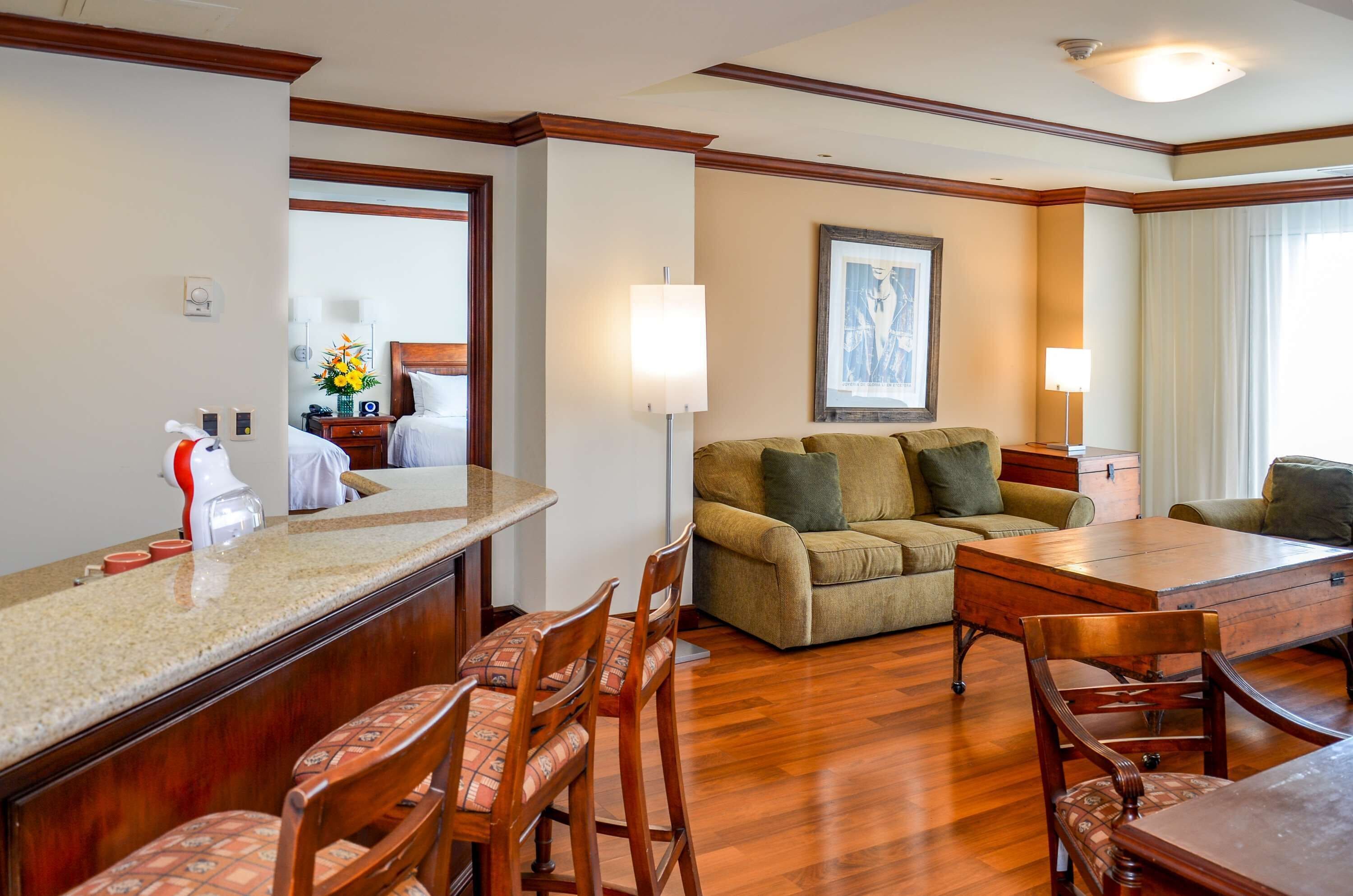 Premium-huone | Tallelokero huoneessa, työpöytä