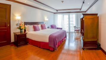 Master Suite 1 King Bed | Tallelokero huoneessa, työpöytä