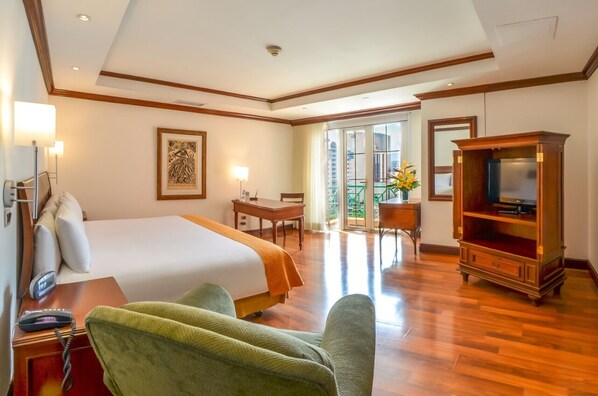 Master Suite 1 King Bed | In-room safe, desk, laptop workspace, blackout drapes