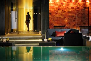 Indoor spa tub - Westport Coast Hotel (Westport)