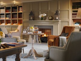 Serves lunch and dinner