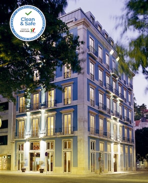 Façade de lâhĂ©bergement â soirĂ©e/nuit