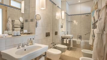 Ensemble douche/baignoire, articles de toilette de luxe, sèche-cheveux