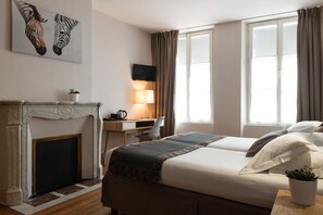 Rom – classic | Individuelt dekorert, individuelt innredet og skrivebord