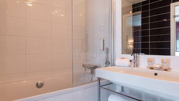 Klassieke kamer | Badkamer | Gratis toiletartikelen, een haardroger, handdoeken