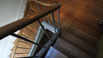 Una scala in legno con ringhiere in metallo.