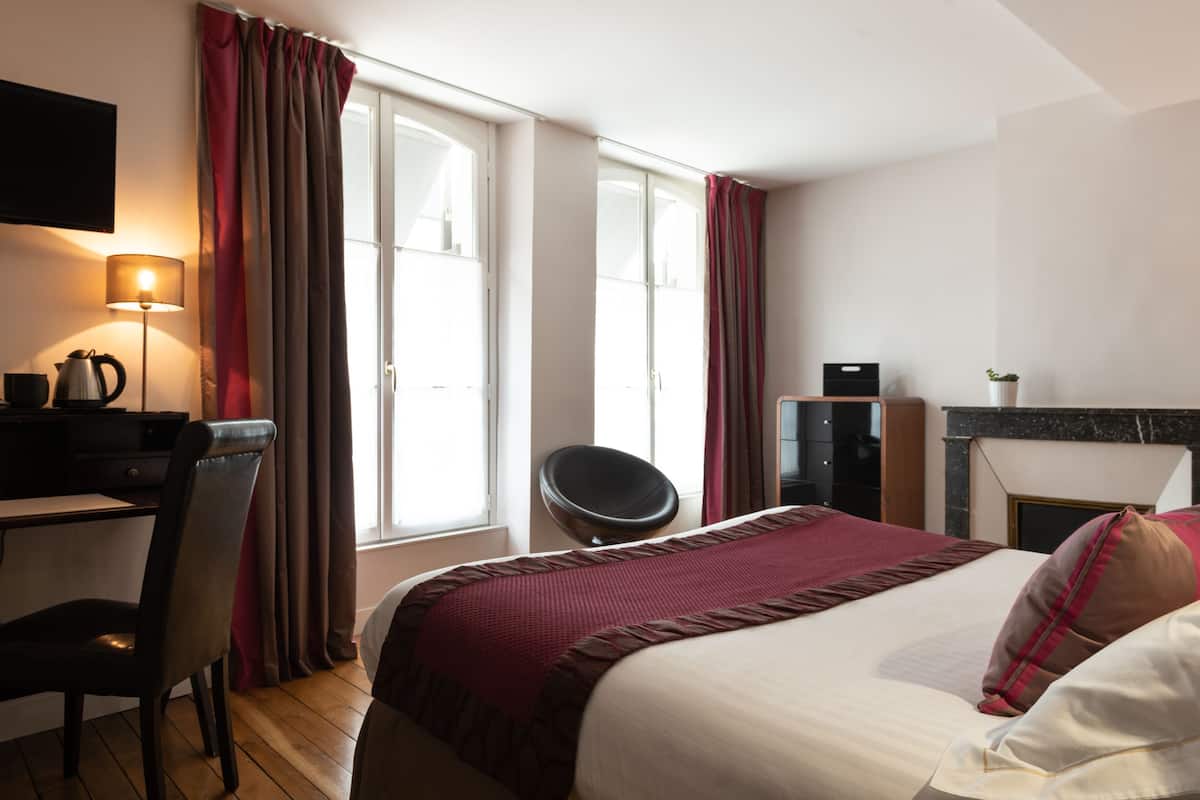 Bureau, rideaux occultants, chambres insonorisées