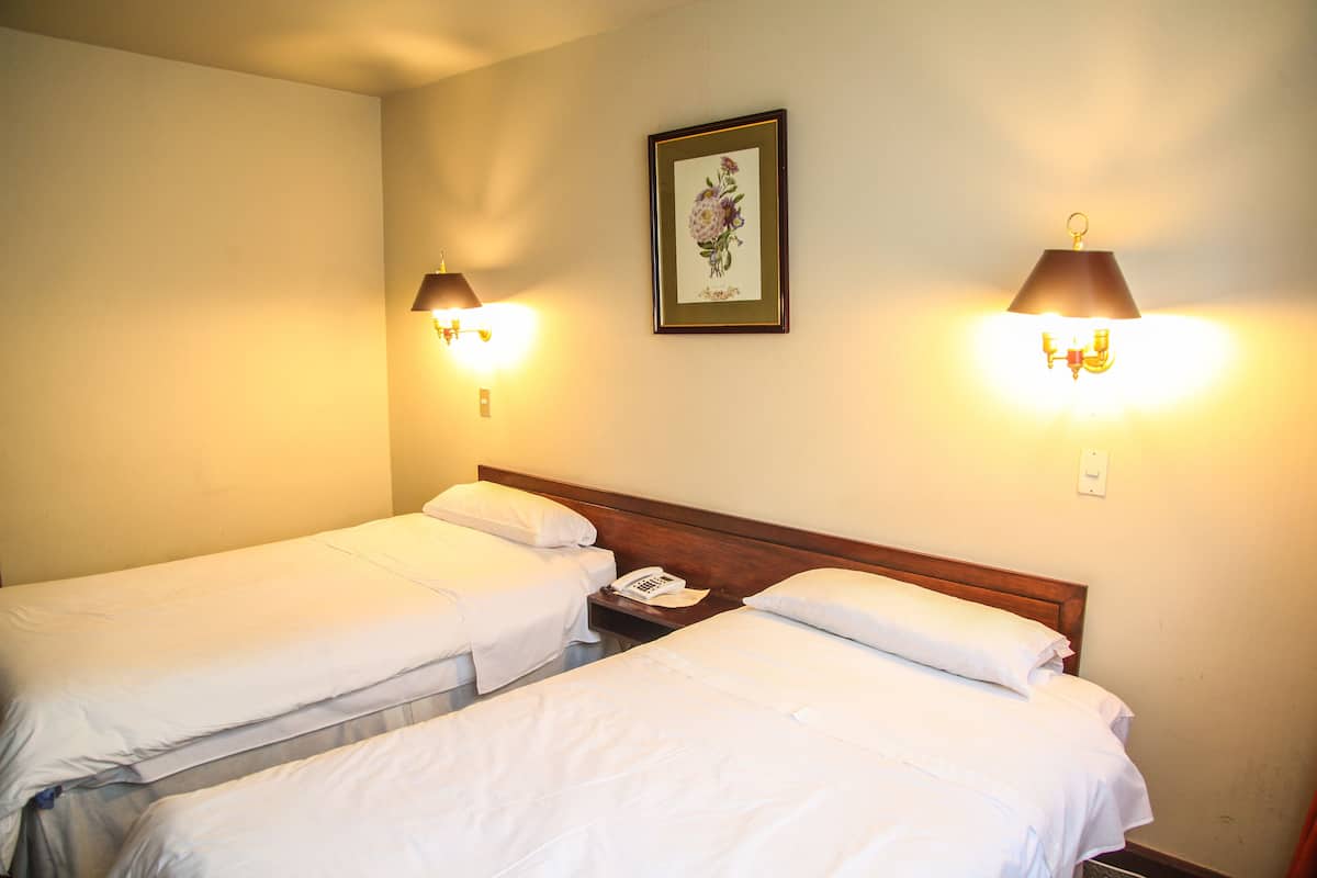 Twin kamer | Een kluis op de kamer, een bureau, gratis babybedden, gratis wifi