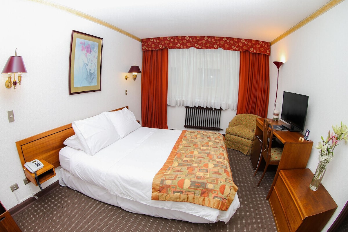 Een kluis op de kamer, een bureau, gratis babybedden, gratis wifi