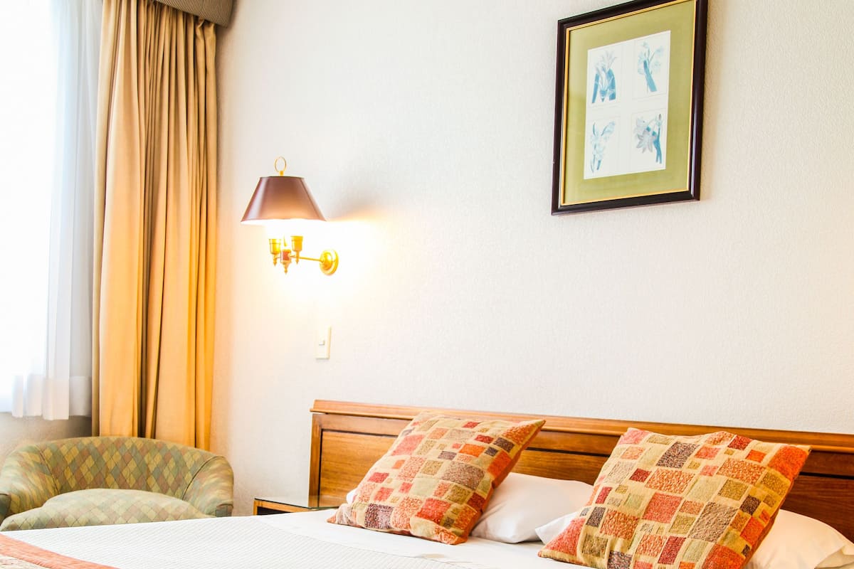 Quarto casal | Cofres nos quartos, escrivaninha, berços grátis, Wi-Fi de cortesia
