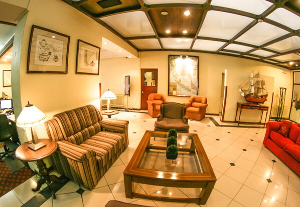 Lobby sitting area - Hotel Los Navegantes (Punta Arenas)