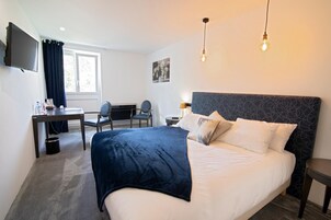 Habitación doble superior | Ropa de cama de alta calidad y colchones con acolchado adicional