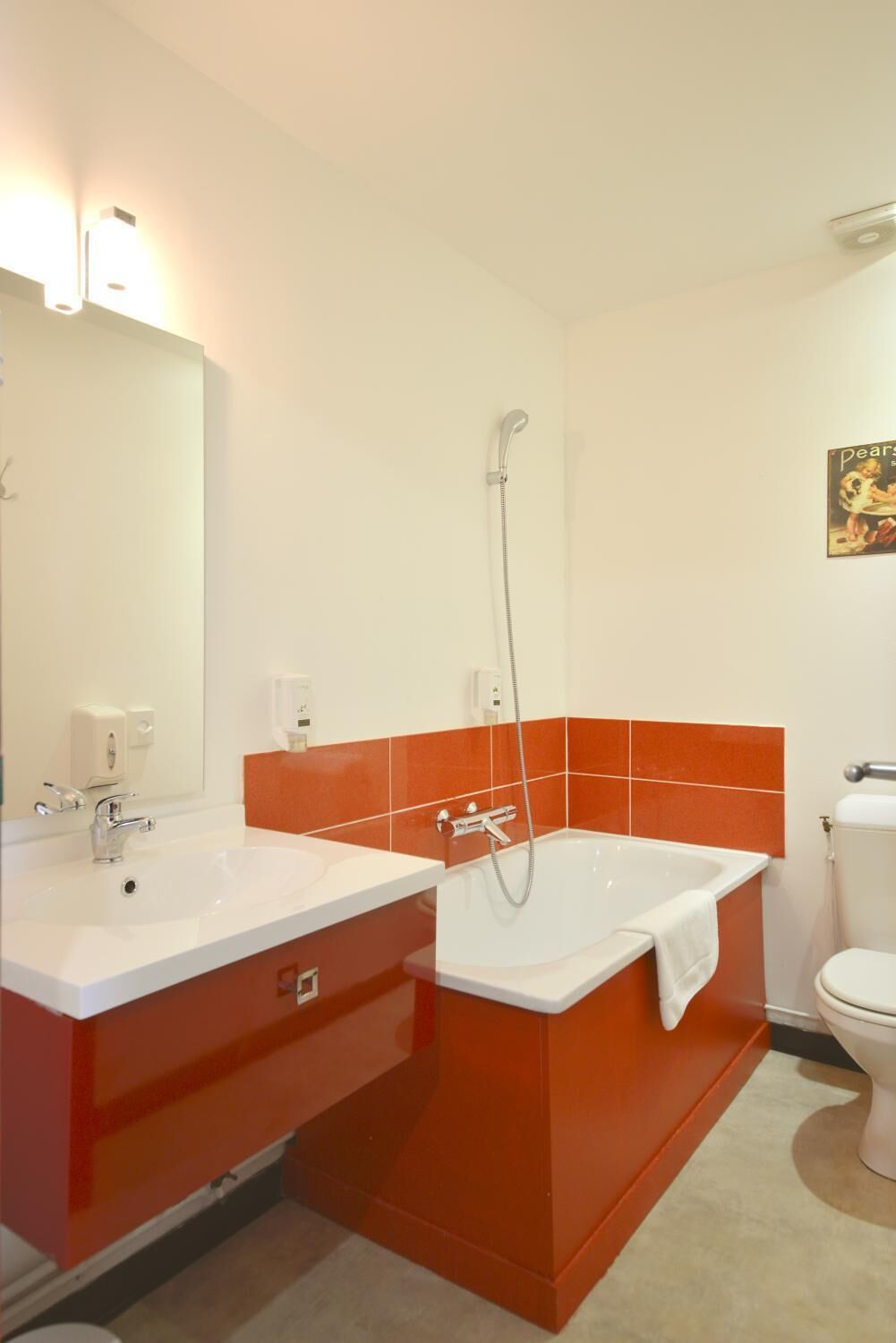 Un baño con lavamanos blanco, bañera y retrete.