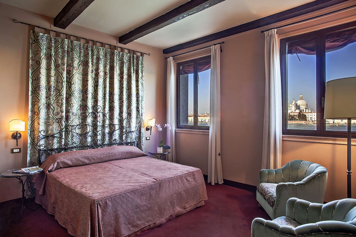 Ropa de cama hipoalergénica y minibar