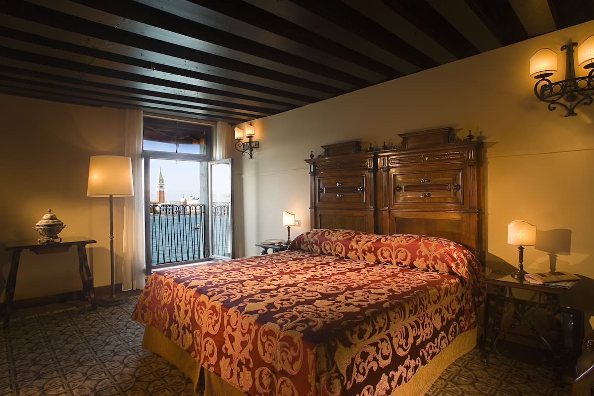 Suite junior, vista a la laguna | Ropa de cama hipoalergénica y minibar