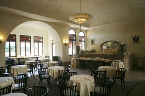 Ilmainen päivittäinen buffetaamiainen