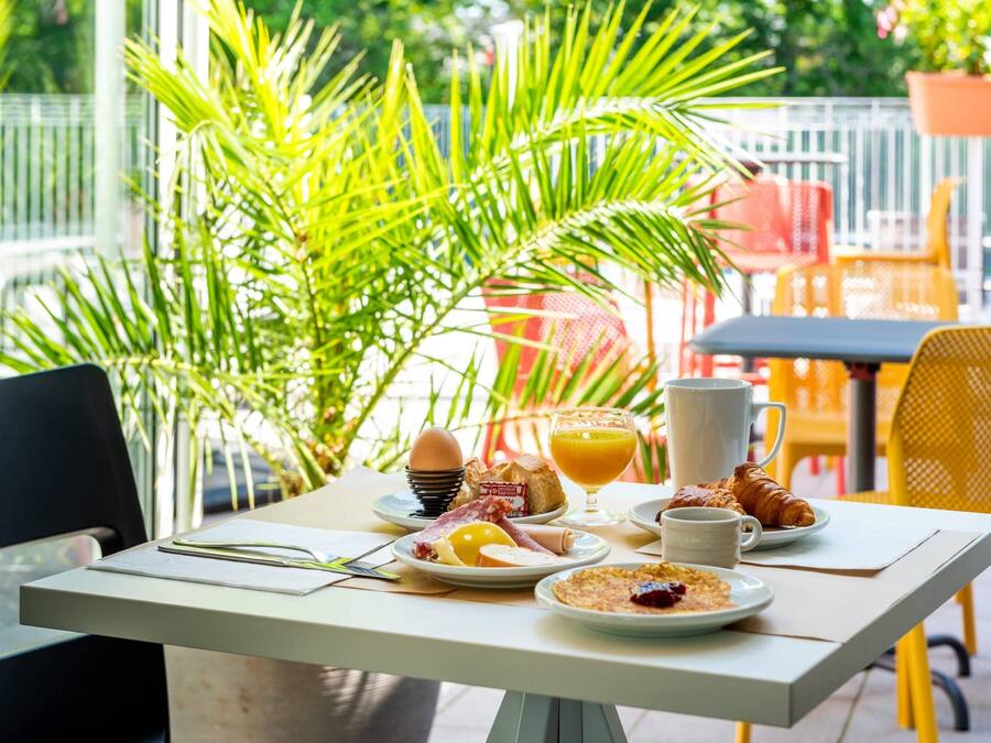 Tägliches Frühstücksbuffet (12.90 EUR pro Person)