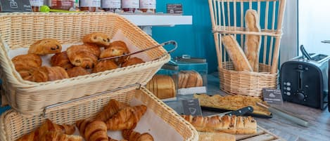 بوفيه فطور يوميًا بتكلفة قدرها (12.90 EUR للشخص)