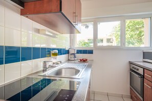 Bếp nấu, ấm điện, dụng cụ nấu nướng/bát dĩa/dao nĩa 